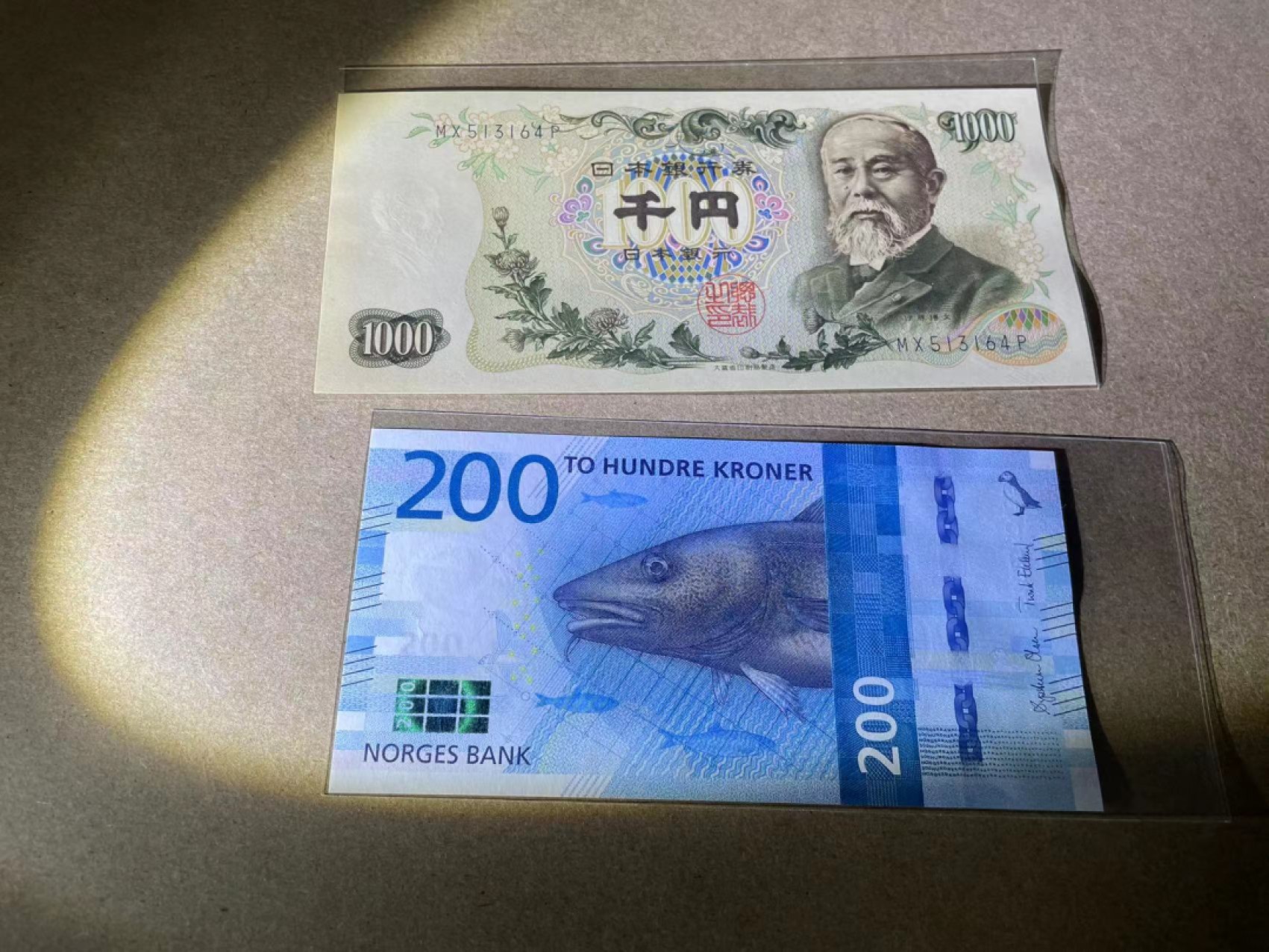 【Blue Auction】✨世界纸币精拍第306期——南越豹子【精】 【一组2张】挪威 新版200克朗&日本 1000日元 全新UNC