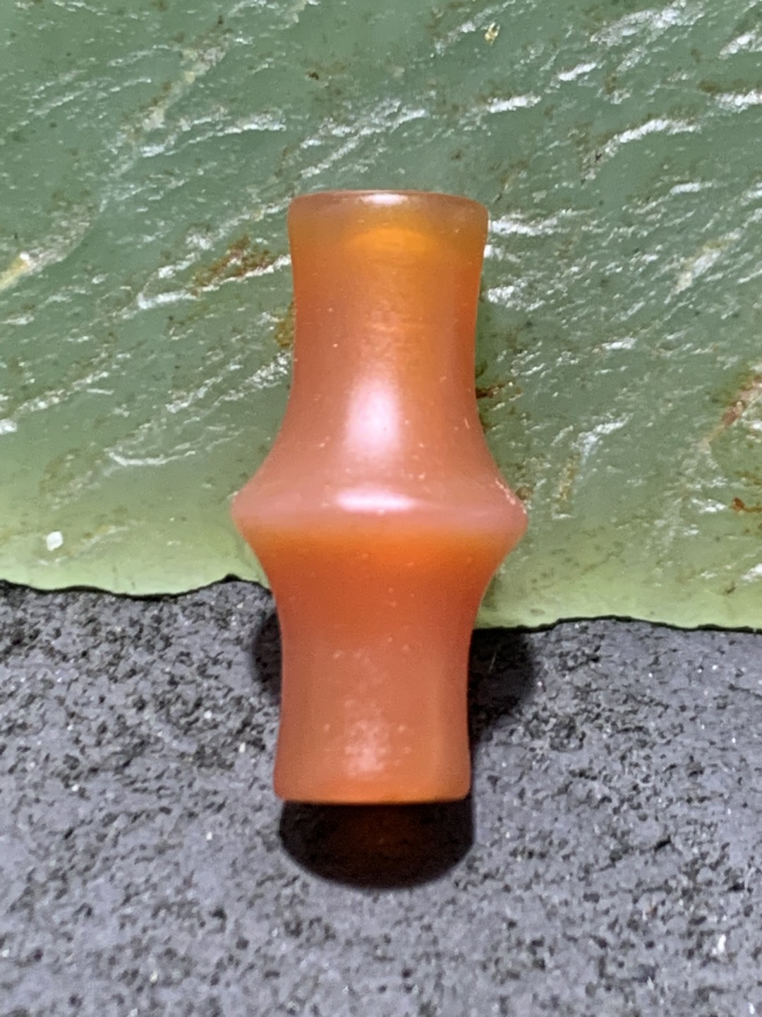 酒红色玛瑙竹节随形桶珠一颗
