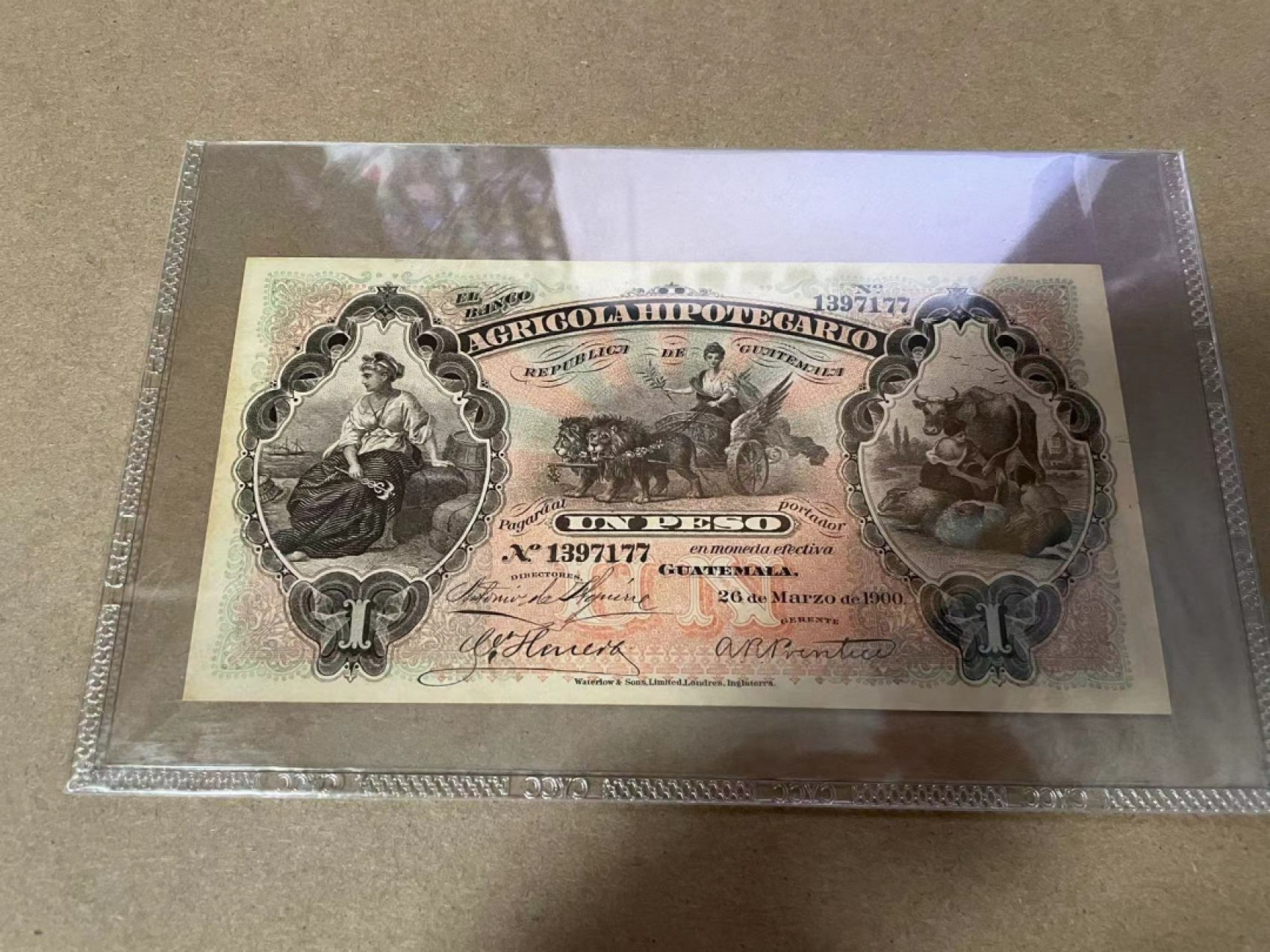 【Blue Auction】✨世界纸币精拍第306期——南越豹子【精】 【百年风云】危地马拉 1900年1比索 雕刻精美 UNC- （有黄 角不太好）