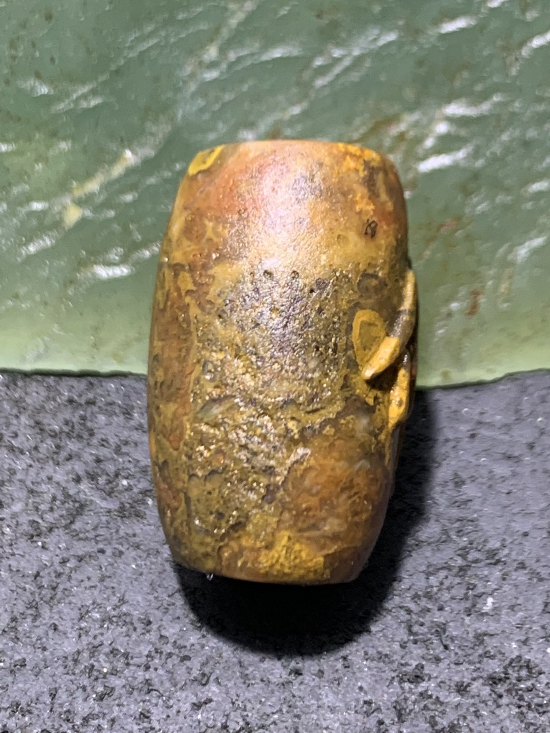 精美亚光草花纹原皮战国红玛瑙手工雕刻佛字桶珠一个，