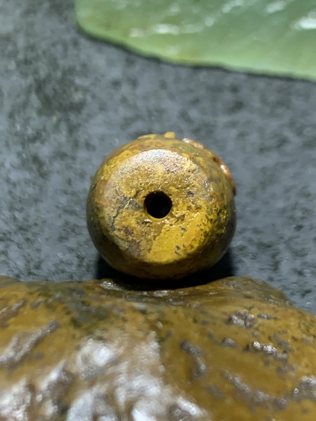 精美亚光草花纹原皮战国红玛瑙手工雕刻佛字桶珠一个，