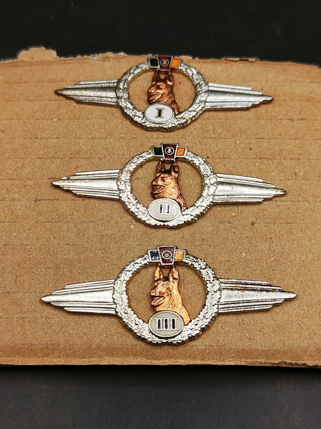 全场0元起拍 第42期 咸鱼国勋章拍卖专场 3月29日（周三）下午6：00开始 东德60版技能章 一二三级一套