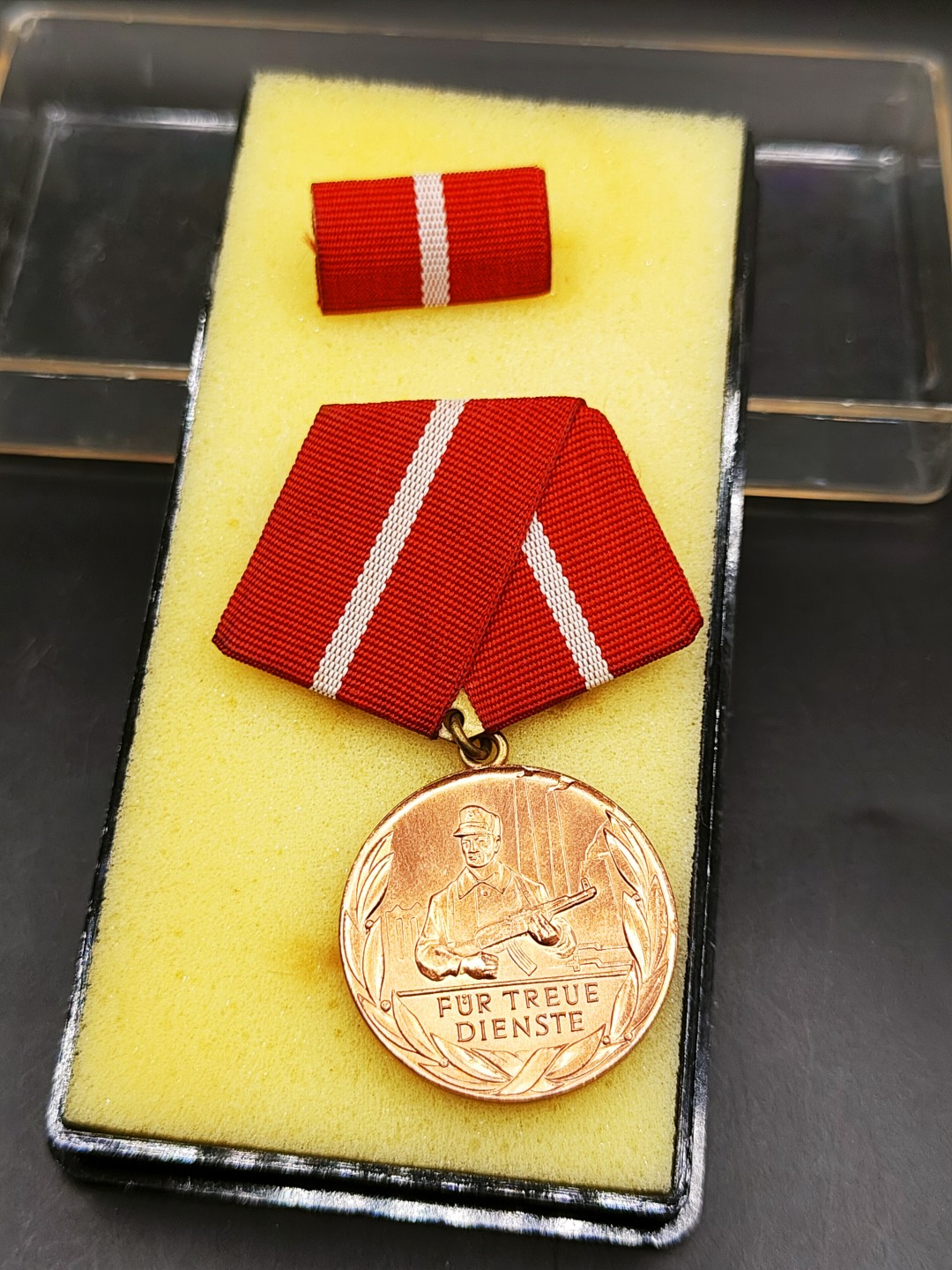 全场0元起拍 第42期 咸鱼国勋章拍卖专场 3月29日（周三）下午6：00开始 东德工战队忠诚服役10年奖章