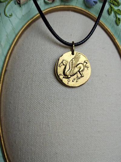 【8个洞收藏】第6场★0押0起一件包邮★女神专场(持续更新···) 7天连拍 回馈老粉 感谢陪伴   - 秒杀一个 作品<天马女神> 本场除像本款样特别说明外 其余均为回流孤品件为主，本款为古币复刻铜币 并表层镀金款，希腊神话人物智慧女神与飞马，正价不是这个，如需批发老板们可以小窗联系，量少可以有一些小库存，量大需定制周期为12－30天。网络难有同款，老板可以拿小样回去试卖，欢迎小窗联系长期定制合作。送一条皮链。