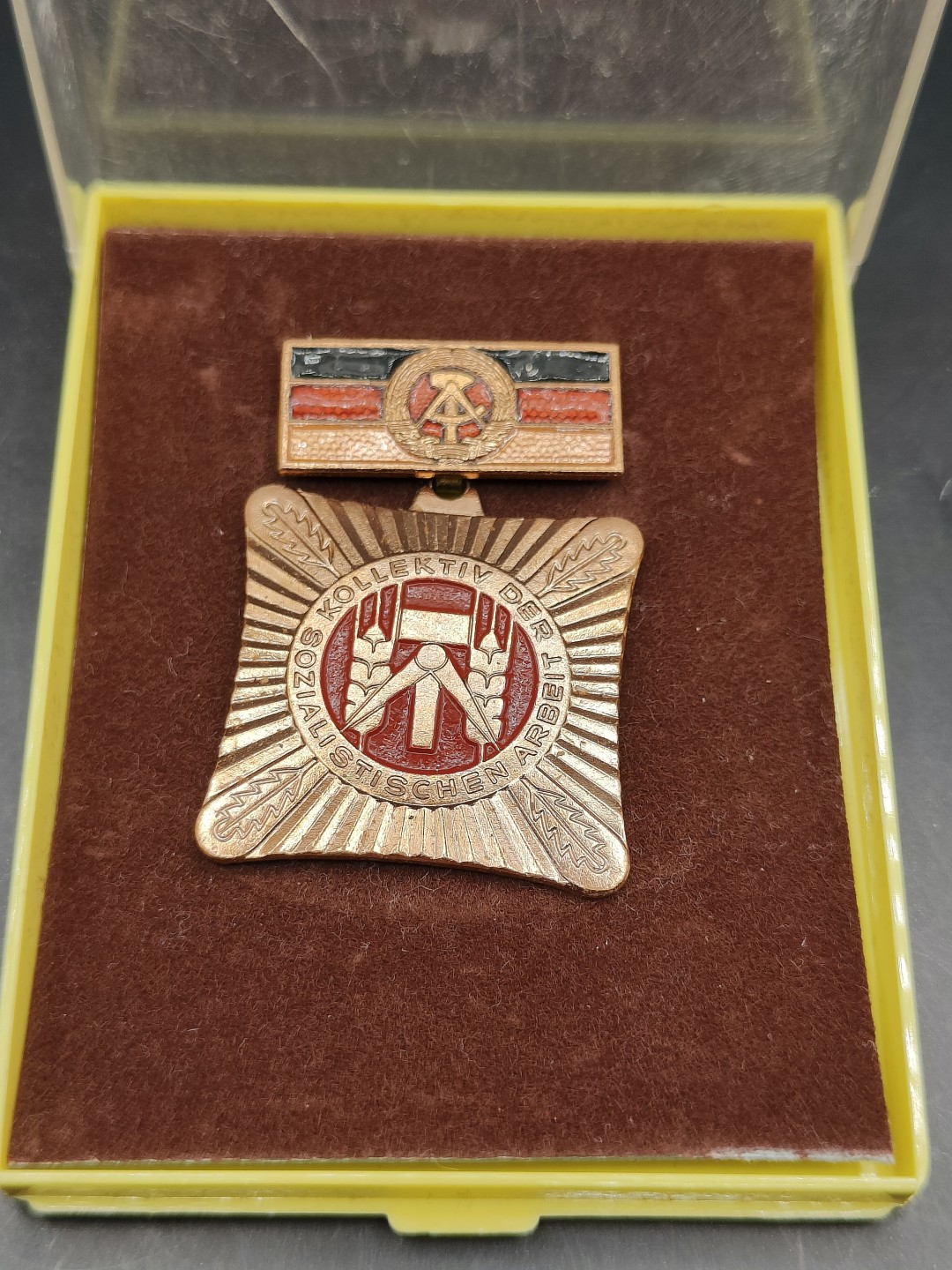 全场0元起拍 第42期 咸鱼国勋章拍卖专场 3月29日（周三）下午6：00开始 东德集体劳动积极称号奖章 早期珐琅上挂