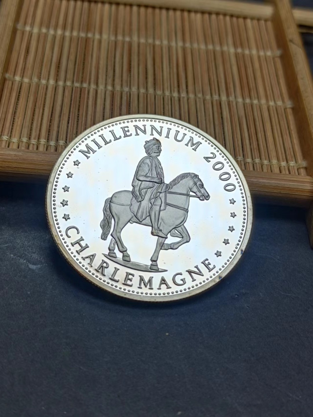 【8个洞收藏】第5场★0押0起一件包邮★银币专场（持续更新····） 7天连拍 市场稀少 个人自藏品 放一个出来 索马里2002年250先令 proof镜面精致大银币 个人喜欢的骑士题材，这个国家银币很少，精致银币更少，克书价格挺高的，状态满分，爱不释手