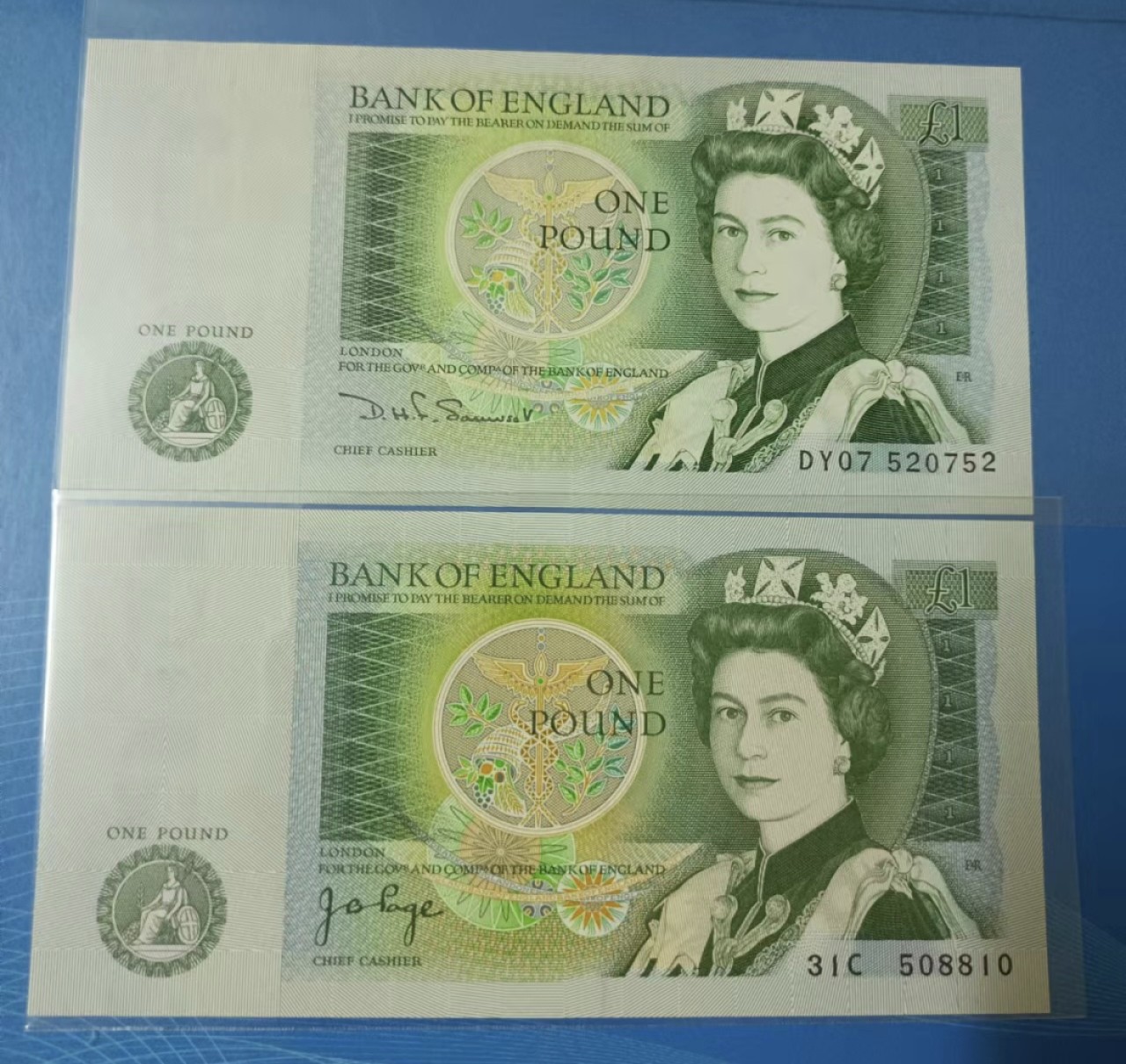 Chase Auction 第20期 - - 外钞、民国钞和人民币混合场！ 英国一英镑女王D序列DY07520752、31C一508810，循环靓号UNC两枚同拍，如图发货！
