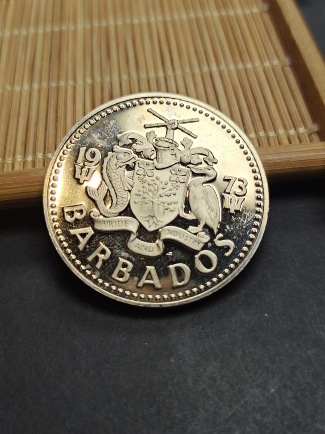 【8个洞收藏】第5场★0押0起一件包邮★银币专场（持续更新····） 7天连拍 作品作者  产地：巴巴多斯 一个浪漫的国度，2元面值，精致镜面，年份：1973年 35.7MM 20克银币，此币为银套币拆开的动物币，愿良人惜之，错过难觅，除非请高价卖一盒套币。