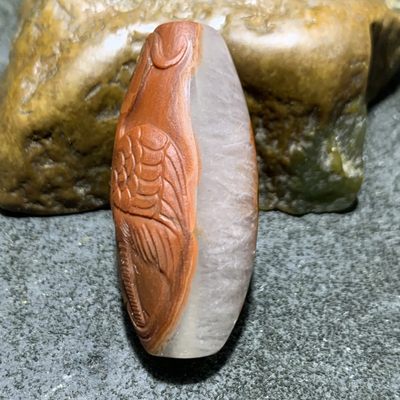 精美战国红玛瑙亚光俏色巧雕白鹭桶珠一颗！ 精美战国红玛瑙亚光俏色巧雕白鹭桶珠一颗！