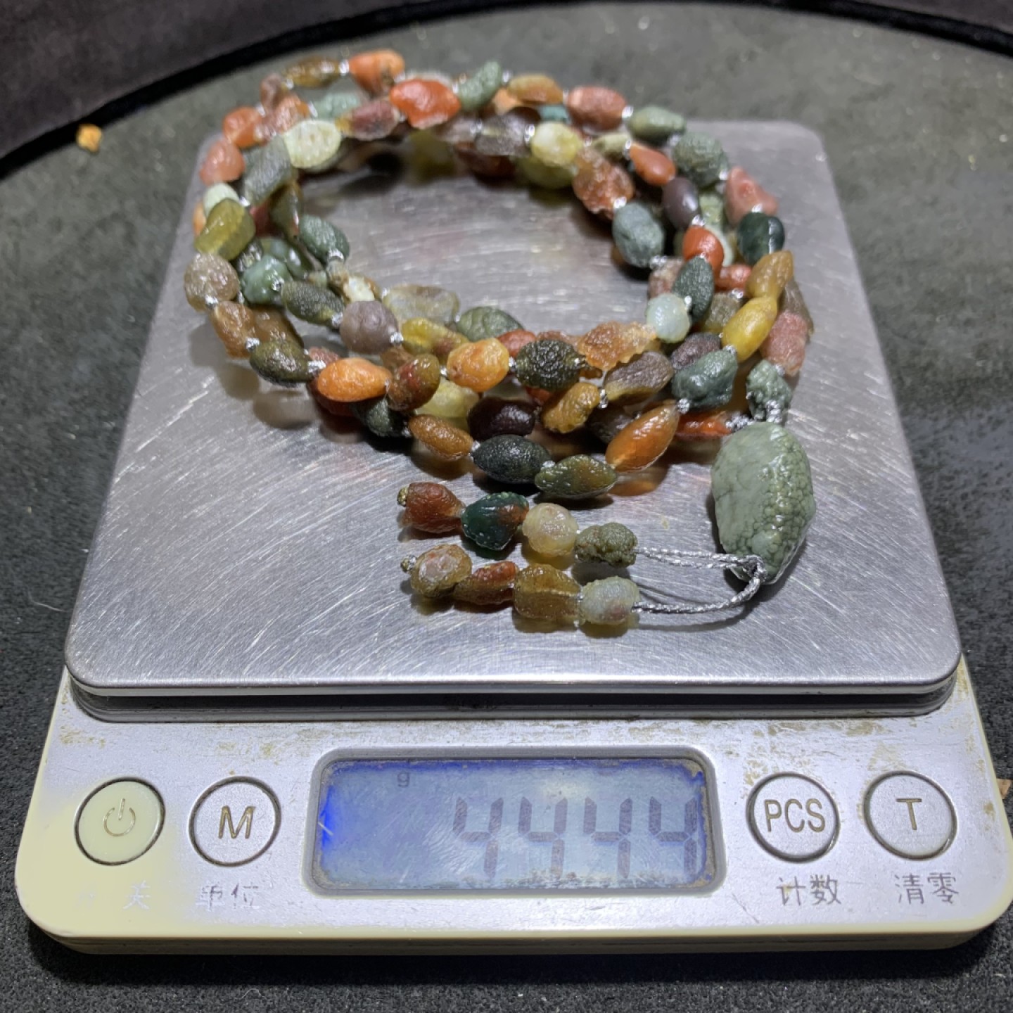 精美新疆黑山筋脉石玛瑙原石108项链一条，