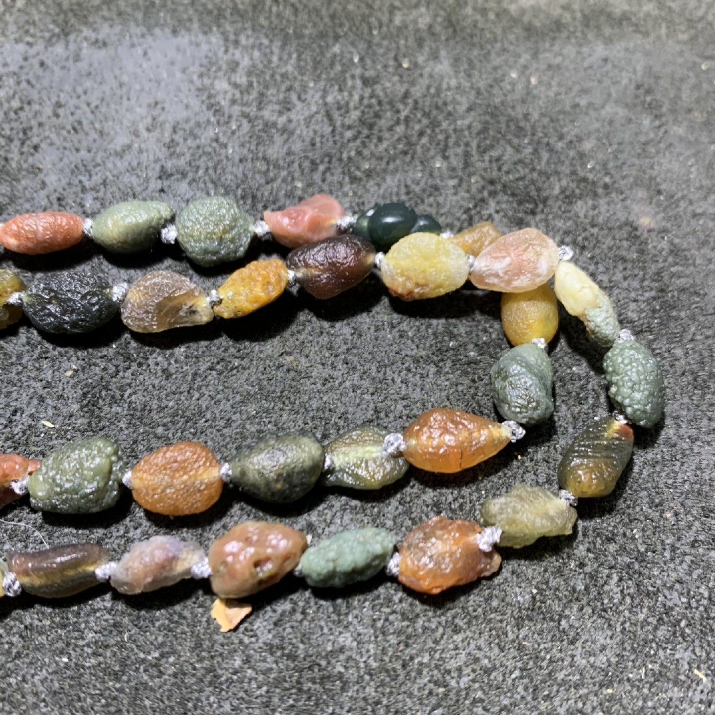 精美新疆黑山筋脉石玛瑙原石108项链一条，