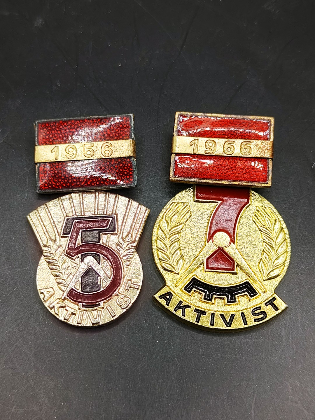 全场0元起拍 第42期 咸鱼国勋章拍卖专场 3月29日（周三）下午6：00开始 东德5/7年计划奖章一对