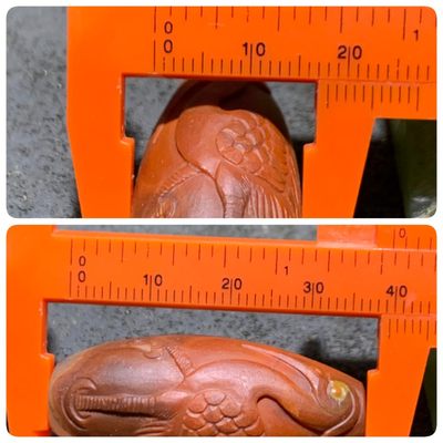 精美战国红玛瑙亚光俏色巧雕白鹭桶珠一颗！ 精美战国红玛瑙亚光俏色巧雕白鹭桶珠一颗！