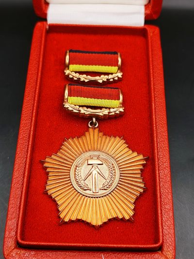 全场0元起拍 第42期 咸鱼国勋章拍卖专场 3月29日（周三）下午6：00开始 - 东德铜级祖国功勋勋章 精致皮盒