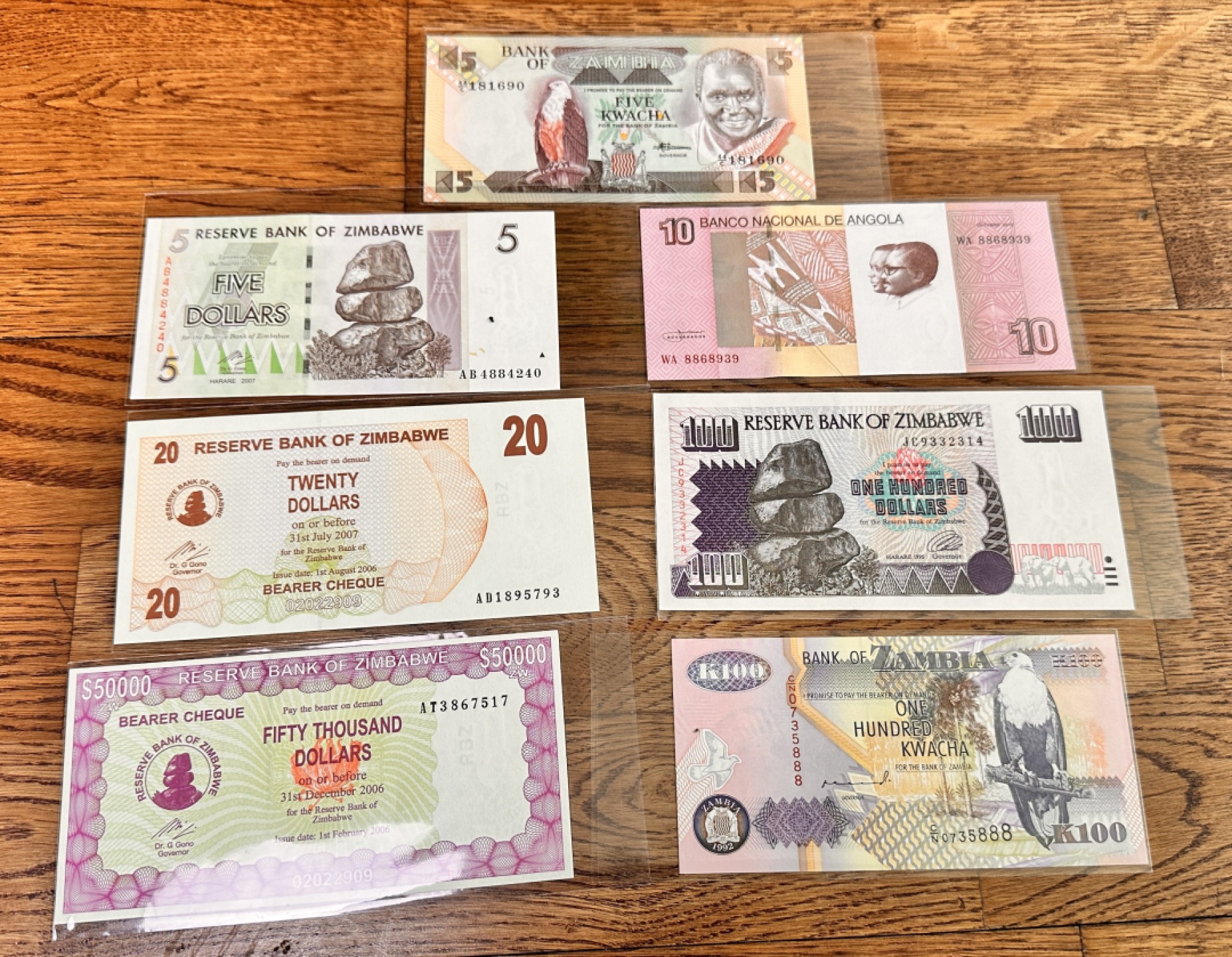 Chase Auction 第20期 - - 外钞、民国钞和人民币混合场！ 多国纸币7张，五张为雕刻版，背面均为大瀑布，品相如图，均为UNC，一张豹子号！
