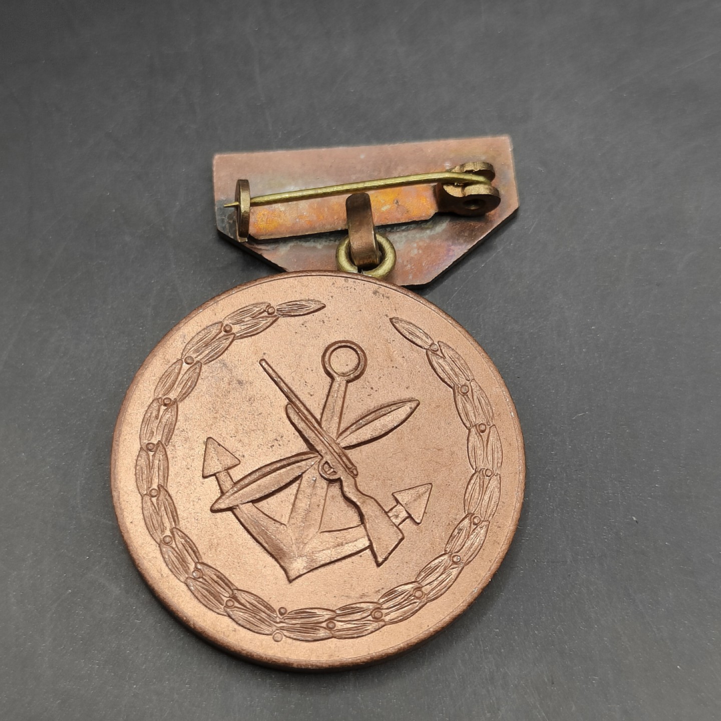 全场0元起拍 第42期 咸鱼国勋章拍卖专场 3月29日（周三）下午6：00开始 东德gst优秀指导员证章 早期珐琅上挂