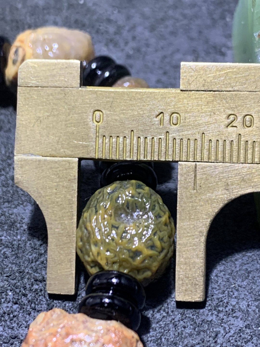精美筋脉石老料原石手串一条，