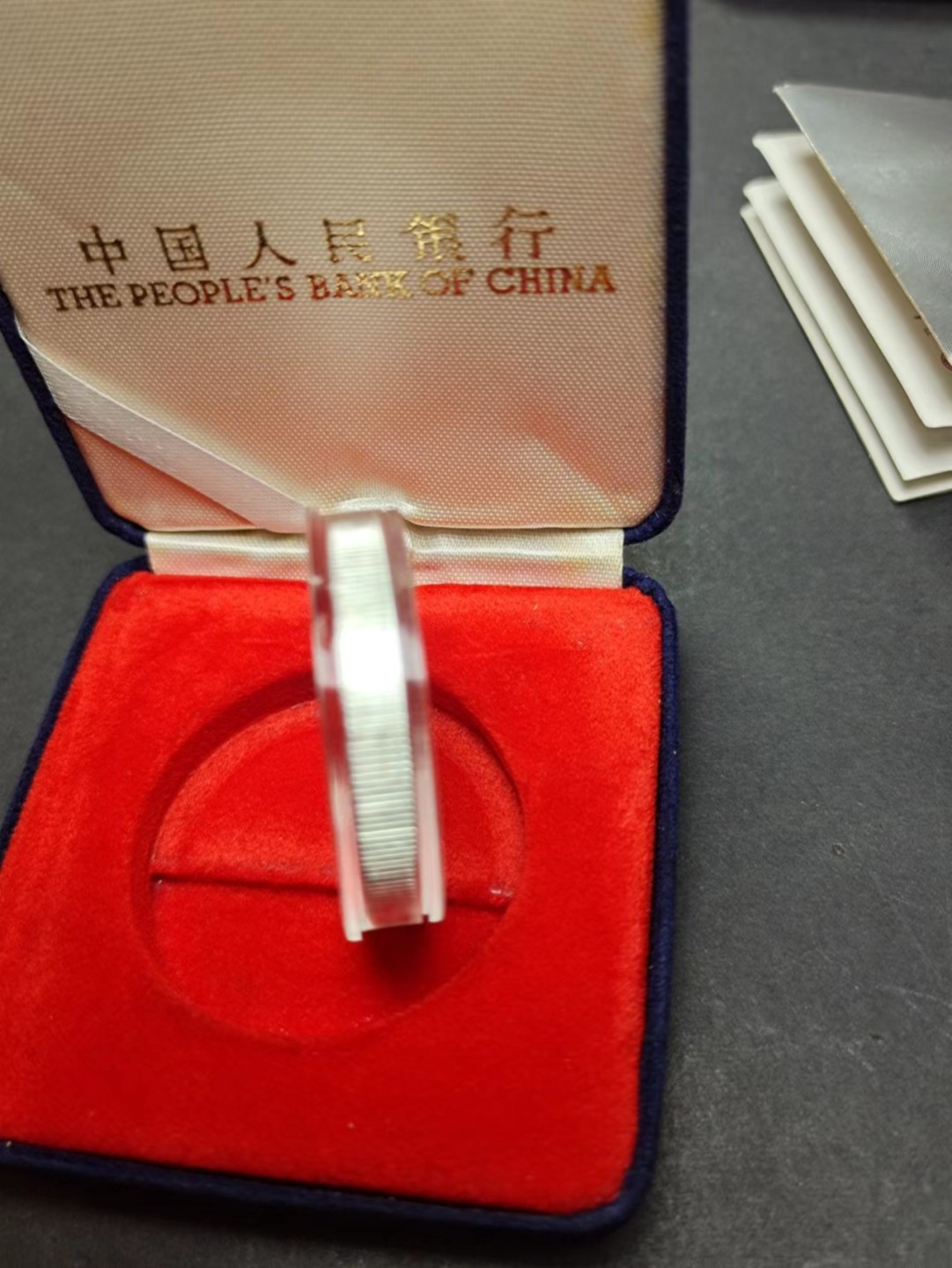 【8个洞收藏】第7场★0押0起一件包邮★国币专场(银币 港澳纸币 铜钱 外汇等) ★7天连拍 1993年 中国鸡年生肖加厚 1盎司proof精致镜面银币 盒证齐全， 发行量仅9000枚，编号6148号，保值品种。
