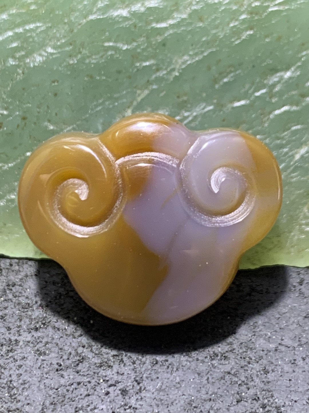 精美巴西玛瑙手工雕刻如意吊坠一个