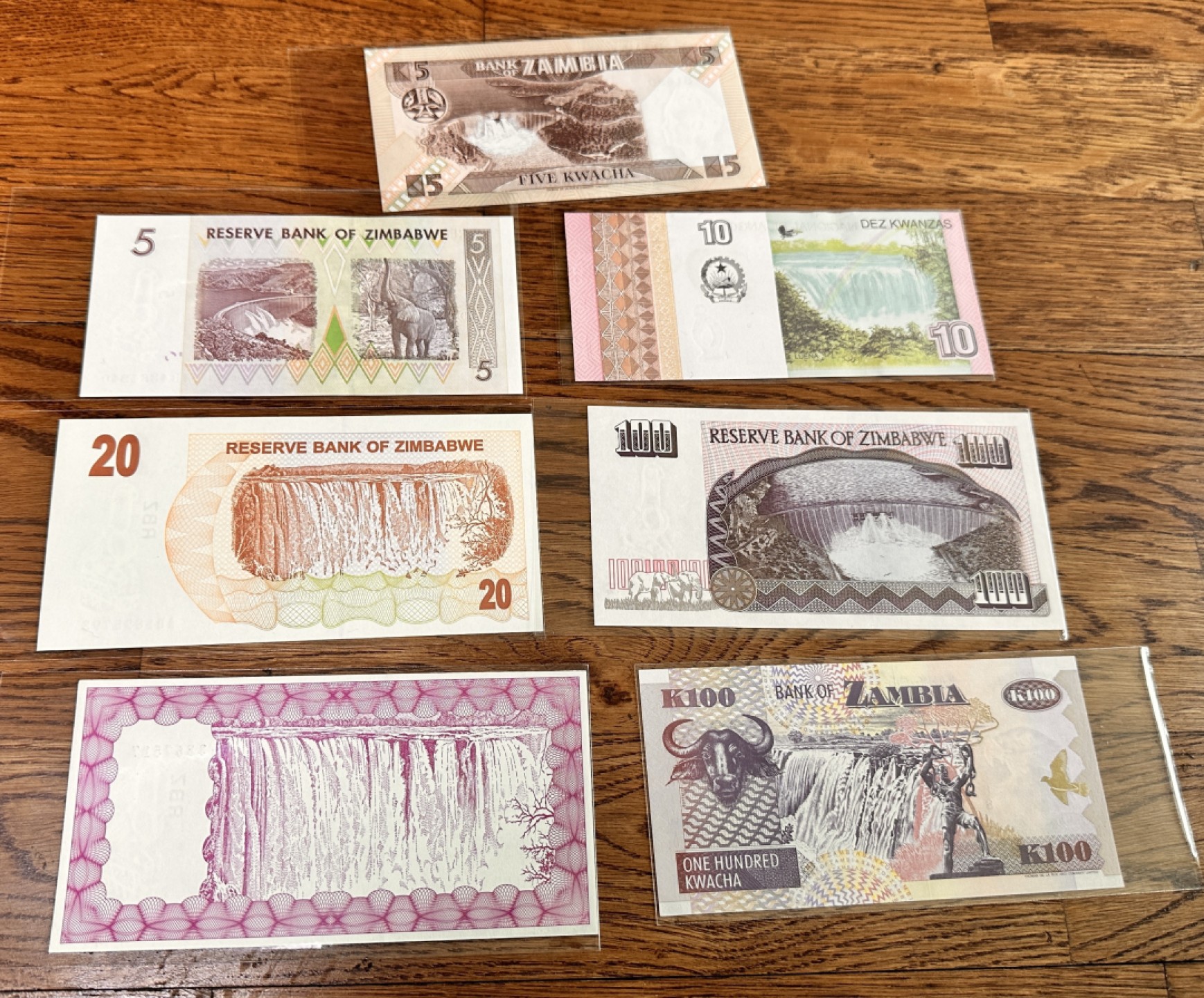 Chase Auction 第20期 - - 外钞、民国钞和人民币混合场！ 多国纸币7张，五张为雕刻版，背面均为大瀑布，品相如图，均为UNC，一张豹子号！