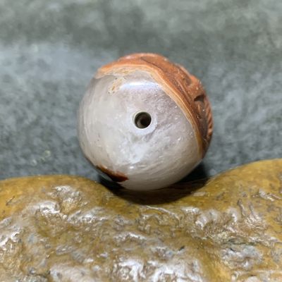 精美战国红玛瑙亚光俏色巧雕白鹭桶珠一颗！ 精美战国红玛瑙亚光俏色巧雕白鹭桶珠一颗！