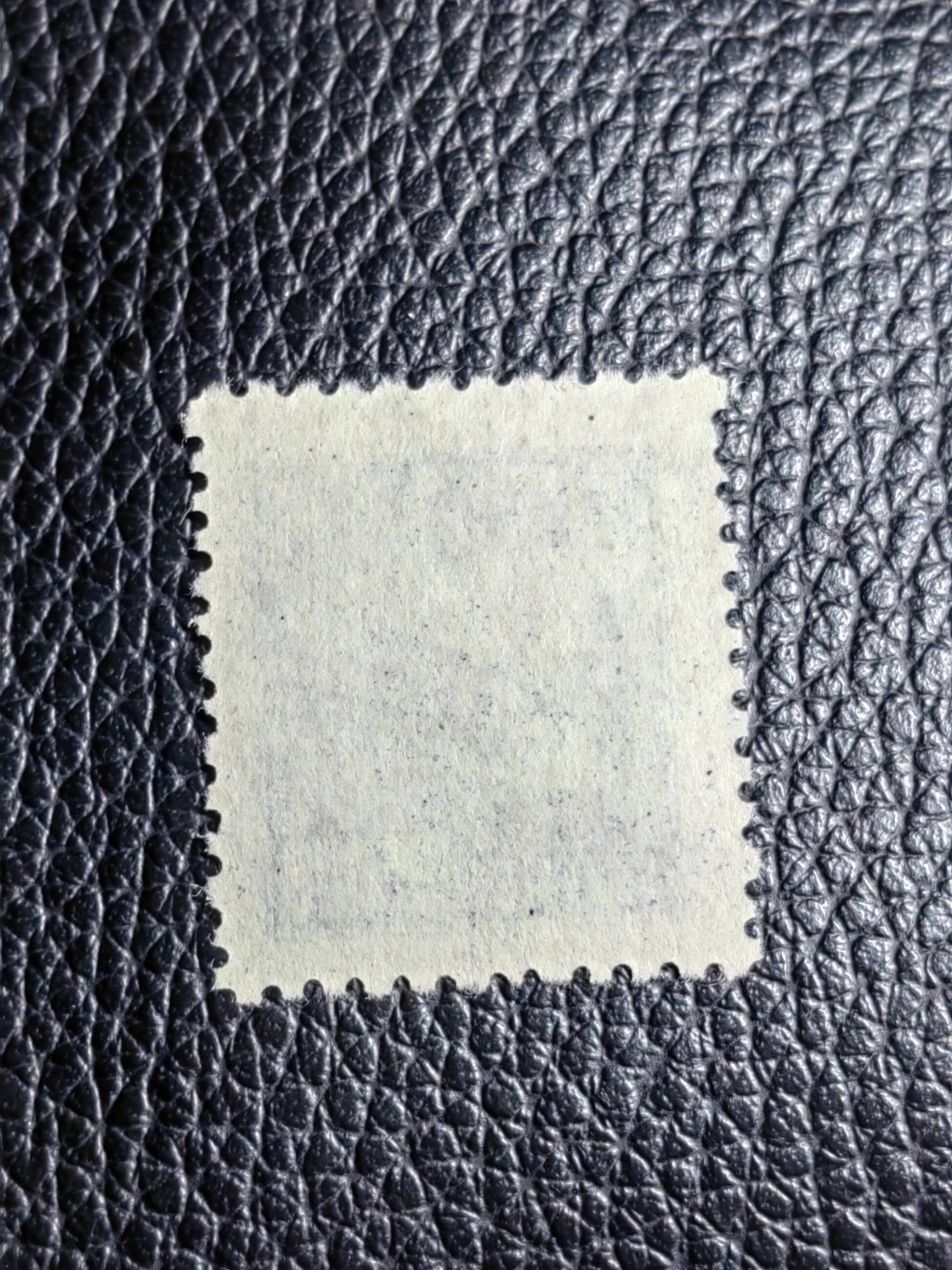 洪涛臻品批发群  精选邮票限时拍卖第二百一十四期 普1东北贴用  面值35000元一枚，全品可评级，1950年新中国成立发行的第一组普票，年代久远，具有较高的收藏意义，全品可评级，喜欢不要错过