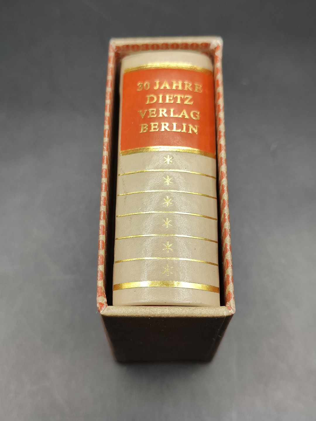 全场0元起拍 第42期 咸鱼国勋章拍卖专场 3月29日（周三）下午6：00开始 东德袖珍书 350页左右