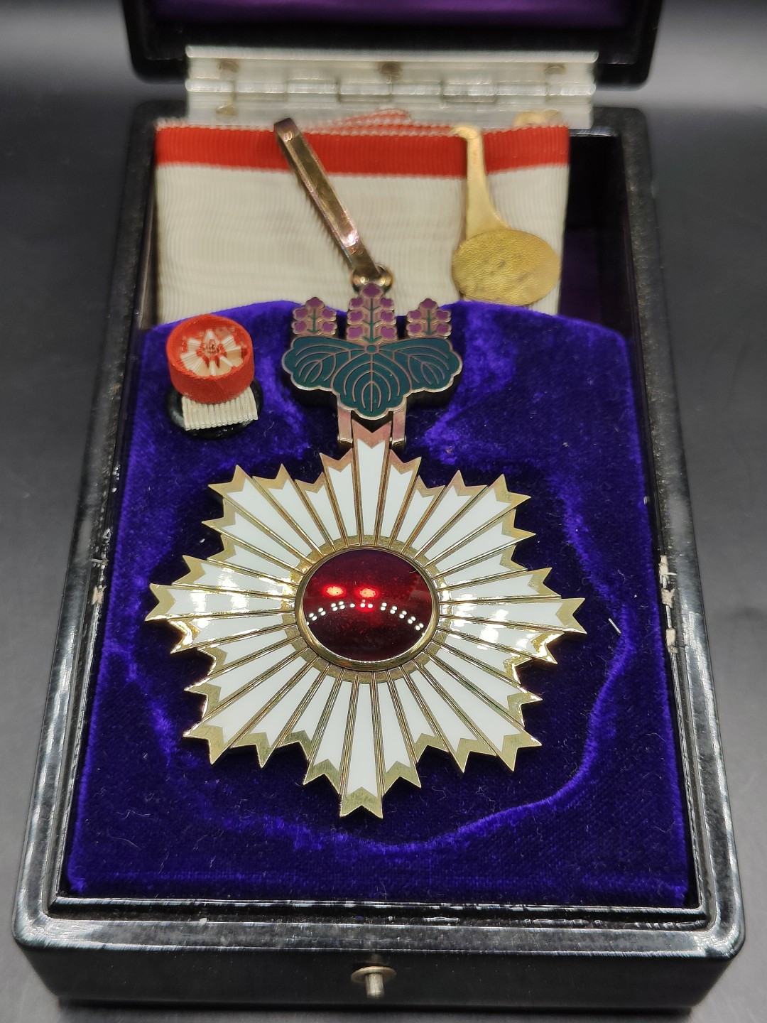 全场0元起拍 第42期 咸鱼国勋章拍卖专场 3月29日（周三）下午6：00开始 美品 日本二战时期三等旭日章 银制带盒略