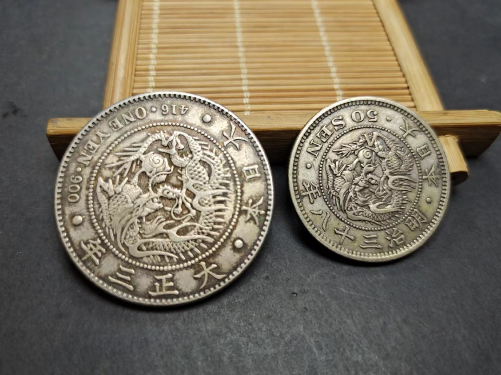 【8个洞收藏】第5场★0押0起一件包邮★银币专场（持续更新····） 7天连拍 日本龙洋 银币 一对，老库存拍卖行买回来的，不多 放一对出来，玩日系币的必备神器，经典保值品种，可以放手把玩