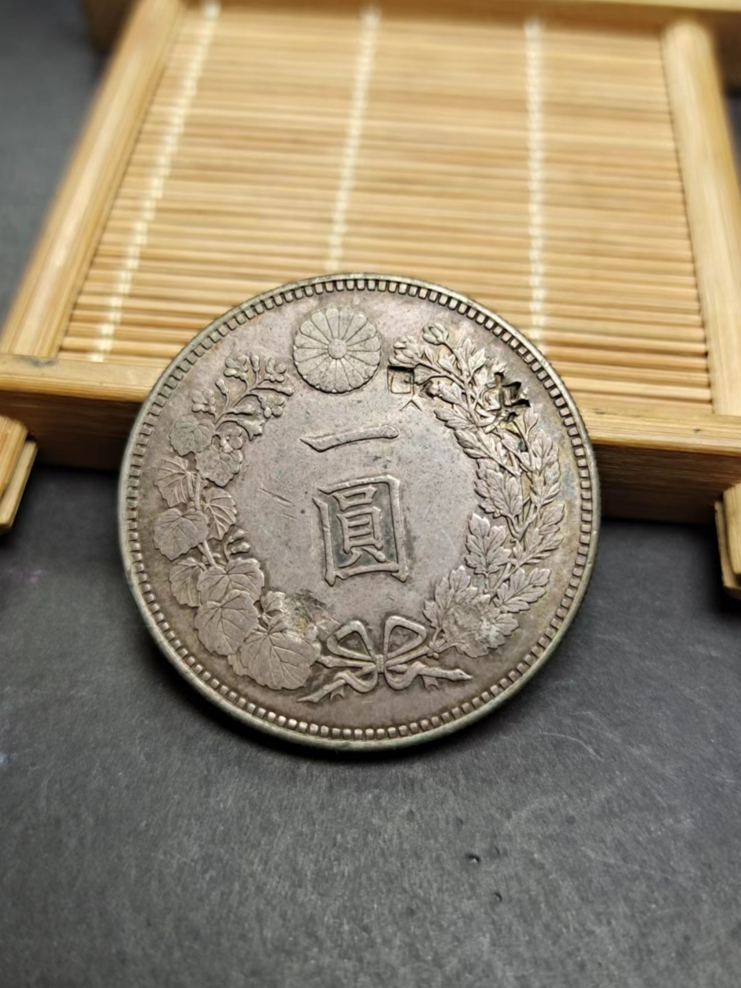 【8个洞收藏】第5场★0押0起一件包邮★银币专场（持续更新····） 7天连拍 日本龙洋明治三十四年 带银庄戳记的少，这个当时早期流通等价于袁大头，特别东南一代盛行，状态古朴，龙鳞纹细节控满分，神采不减当年