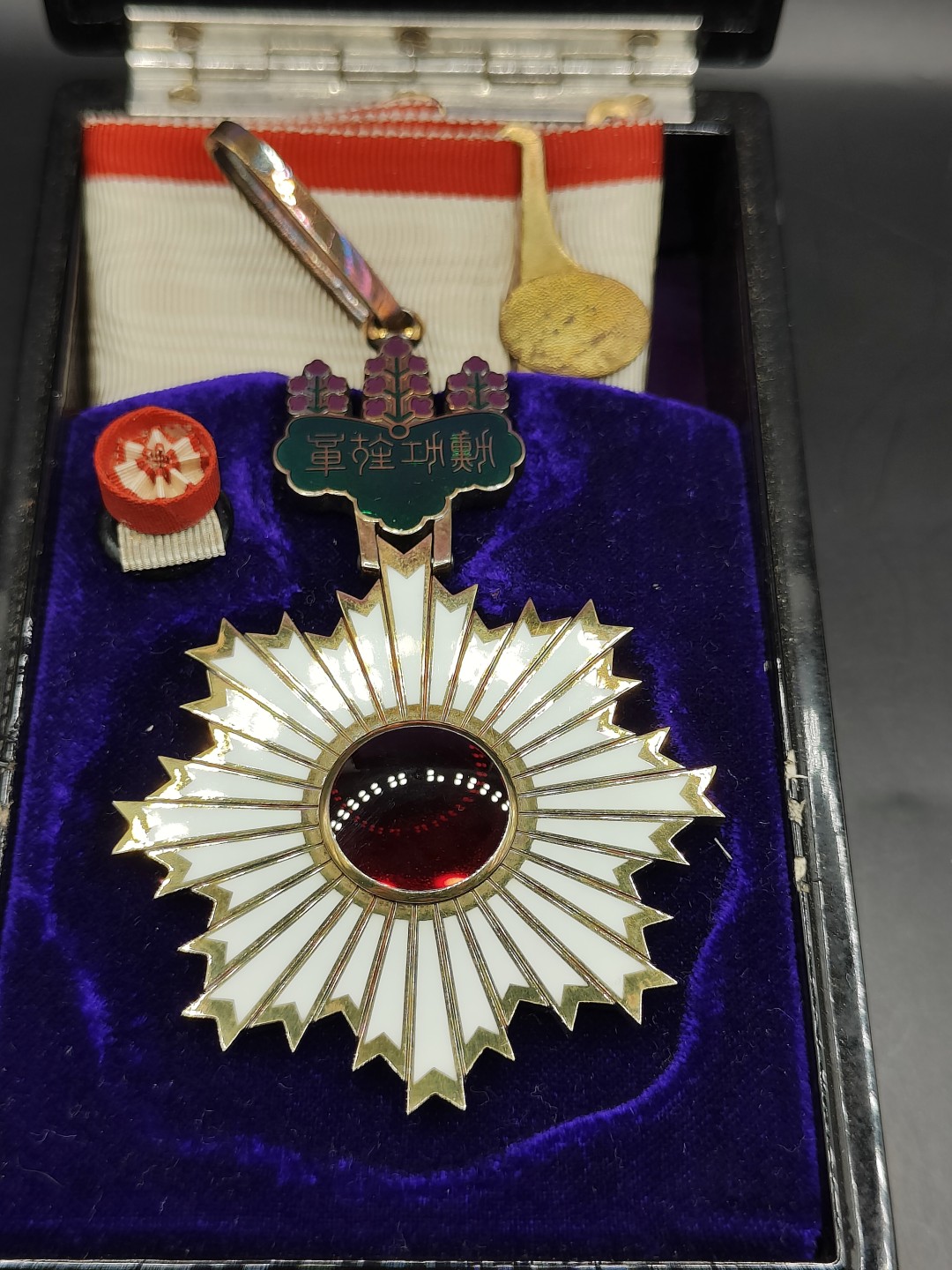 全场0元起拍 第42期 咸鱼国勋章拍卖专场 3月29日（周三）下午6：00开始 美品 日本二战时期三等旭日章 银制带盒略