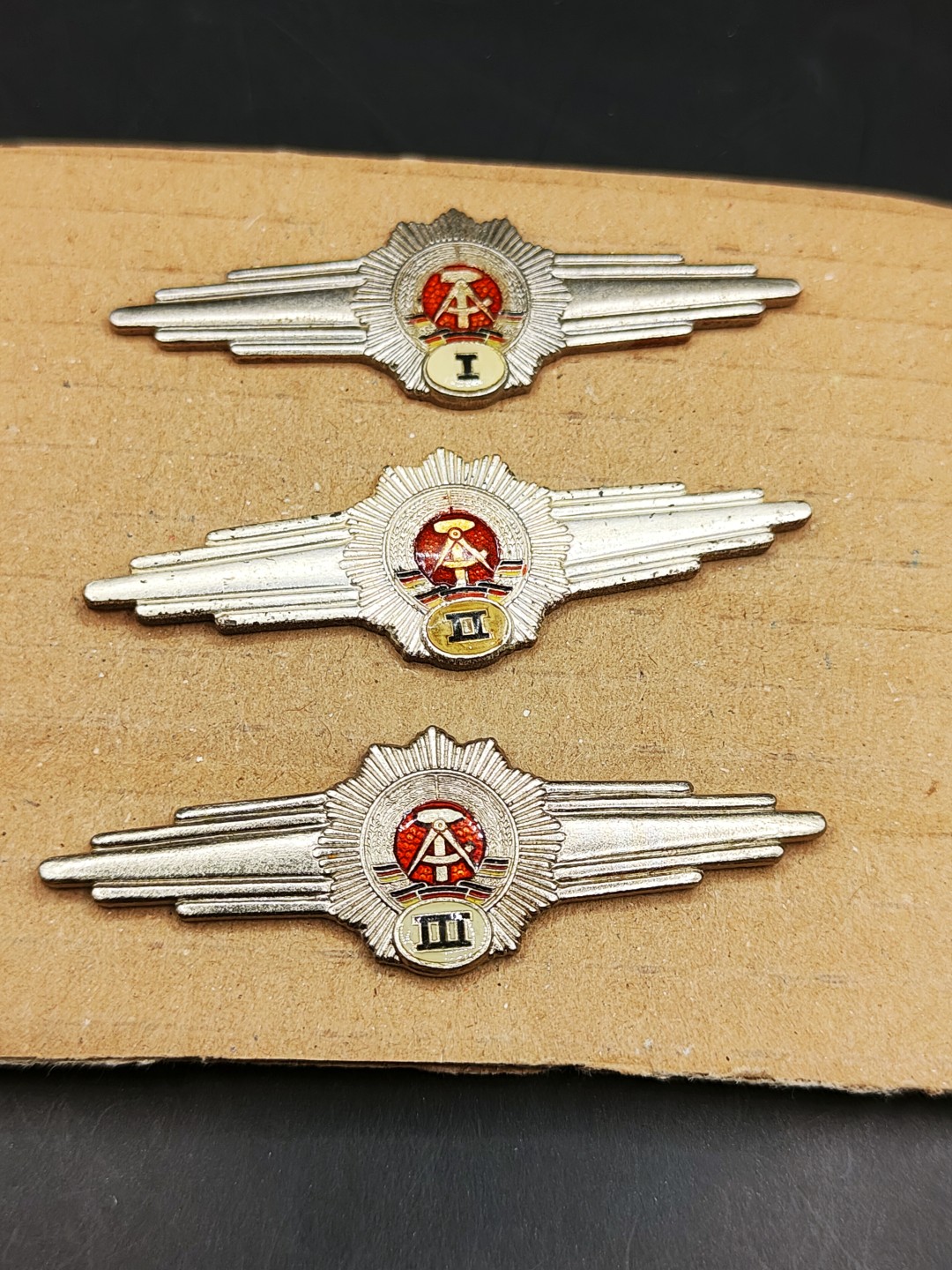 全场0元起拍 第42期 咸鱼国勋章拍卖专场 3月29日（周三）下午6：00开始 东德警察技能章 一二三级一套