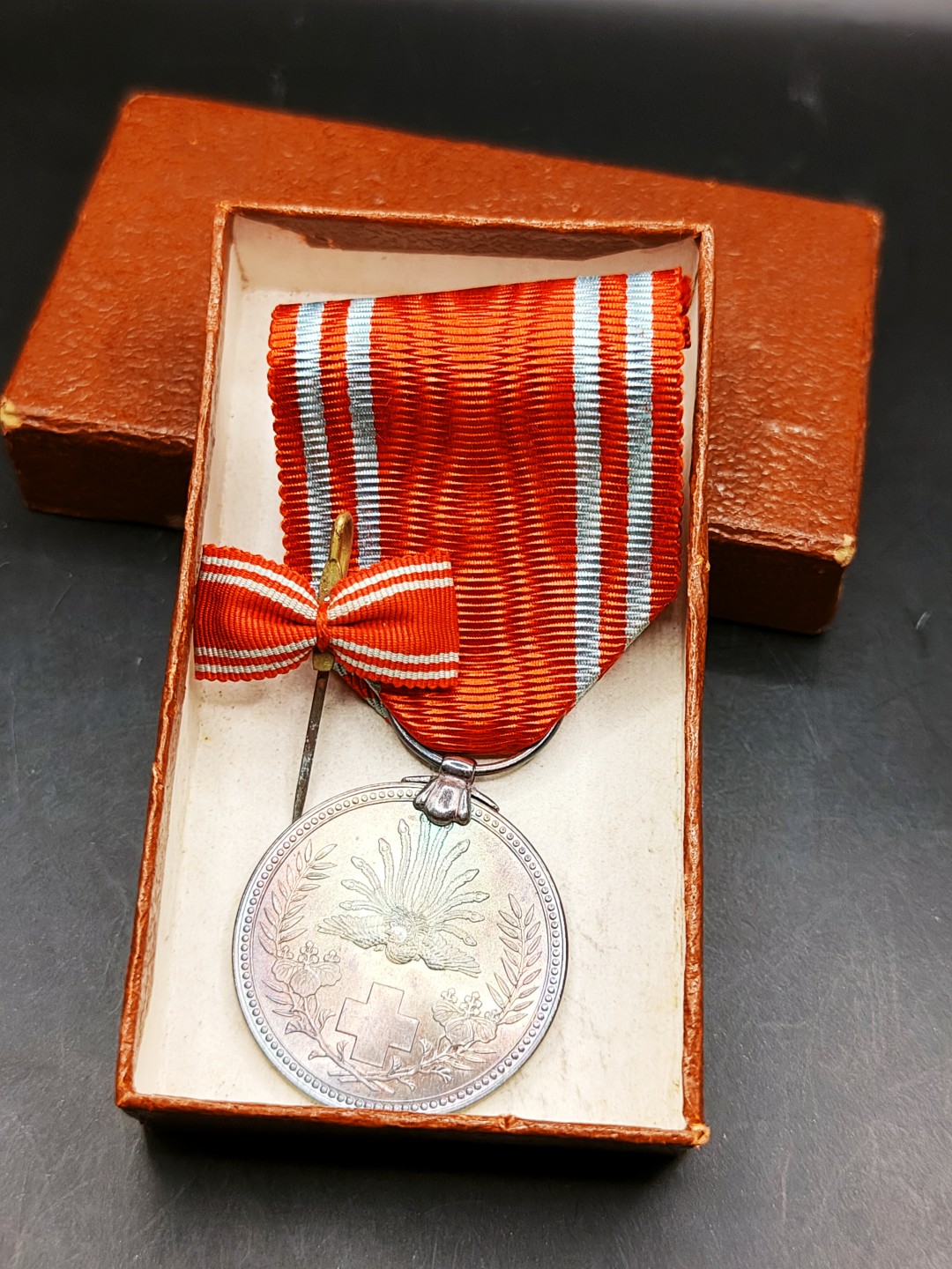 全场0元起拍 第42期 咸鱼国勋章拍卖专场 3月29日（周三）下午6：00开始 赤十字社员章 银制