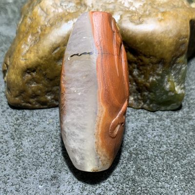 精美战国红玛瑙亚光俏色巧雕白鹭桶珠一颗！ 精美战国红玛瑙亚光俏色巧雕白鹭桶珠一颗！