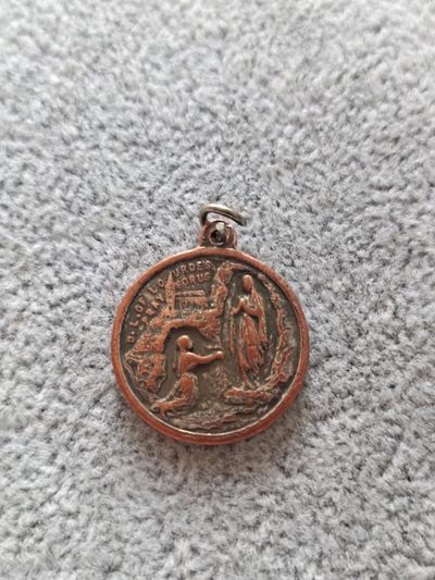 【8个洞收藏】第6场★0押0起一件包邮★女神专场(持续更新···) 7天连拍 回馈老粉 感谢陪伴   - 回流老款 路德白衣圣母 铜制镀银，银层脱落，不过年份应该比较古早，正面为圣约翰与我们同在， 20MM 