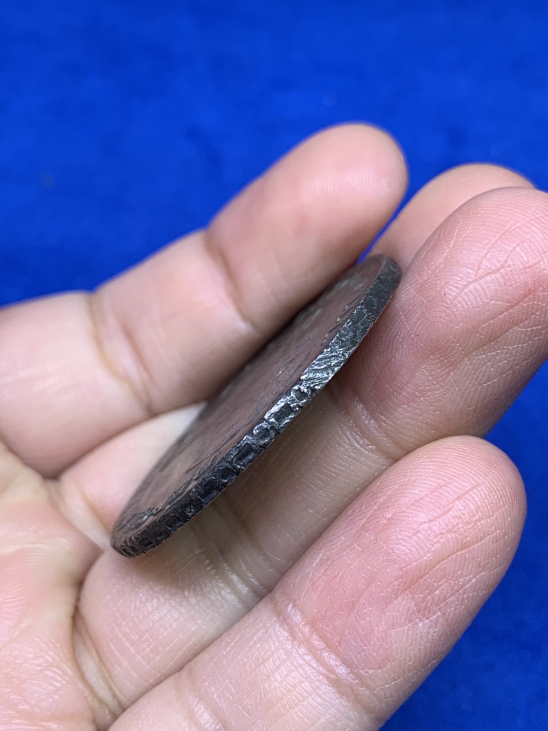 《竞宝斋》第147场-周日，周一 2场 (全场包邮) 秘鲁 1786年 卡三 双柱大银币 细节不错 花冠上有一个戳 挺别致的 细节见图