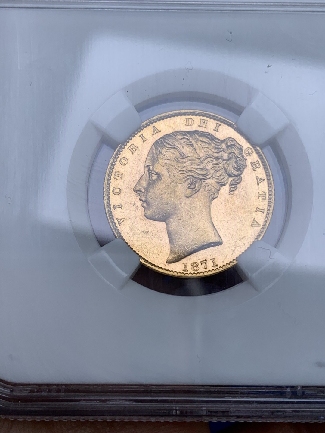 《竞宝斋》第147场-周日，周一 2场 (全场包邮) NGC MS62 1871年英国小维本土索维林金币 8克金币 盾徽版 背面完美