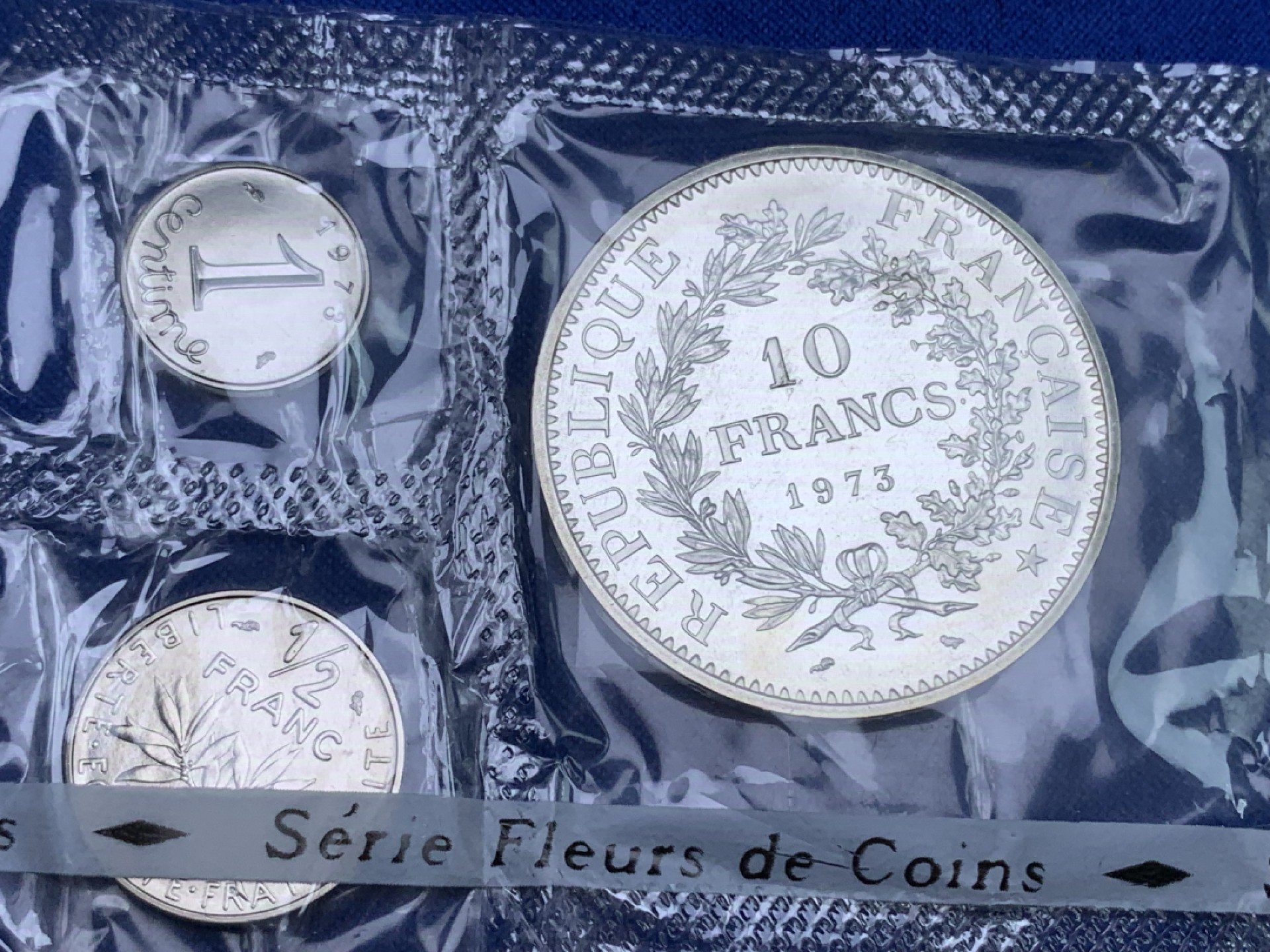 《竞宝斋》第147场-周日，周一 2场 (全场包邮) 法国 1973年原包装8枚套带 1枚大银币 状态好