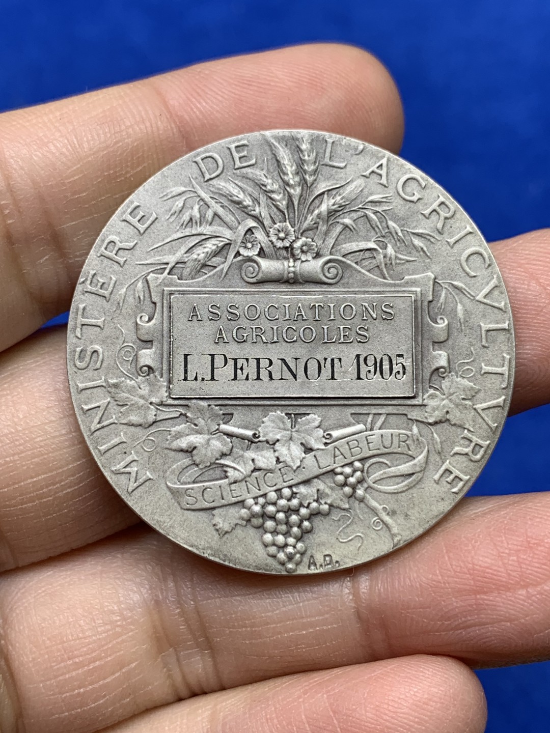 《竞宝斋》第147场-周日，周一 2场 (全场包邮) 法国 1905年 农业银章 品相好 丰饶角银标 41mm 36克