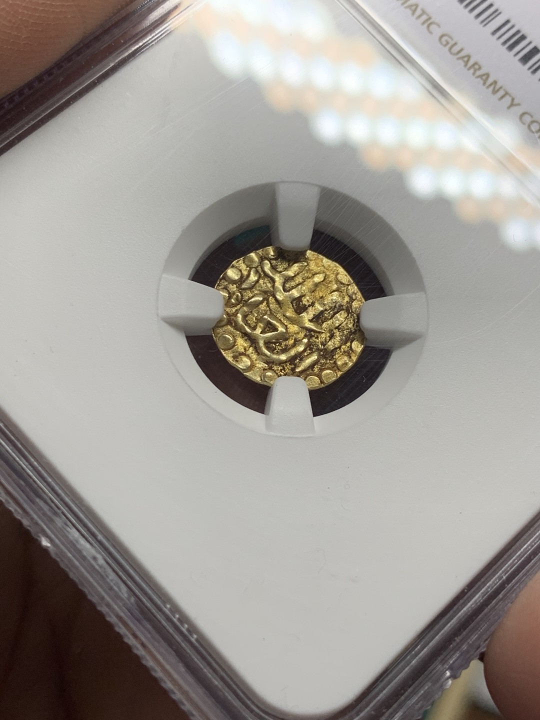 《竞宝斋》第147场-周日，周一 2场 (全场包邮) NGC-AU53 印度尼西亚AH1016年 伊斯坎达·慕达 金币1KUPANG 稀少品种