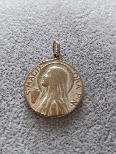【8个洞收藏】第6场★0押0起一件包邮★女神专场(持续更新···) 7天连拍 回馈老粉 感谢陪伴   - 老款 圣马格德圣母牌 铭字俱在，懒得查了，这种款 一般比较少，铜制镀银，品相如图，这个名字源于德国圣经里才有的名字，直径25.3MM产地可能疑似德国的。具体自己考古了
