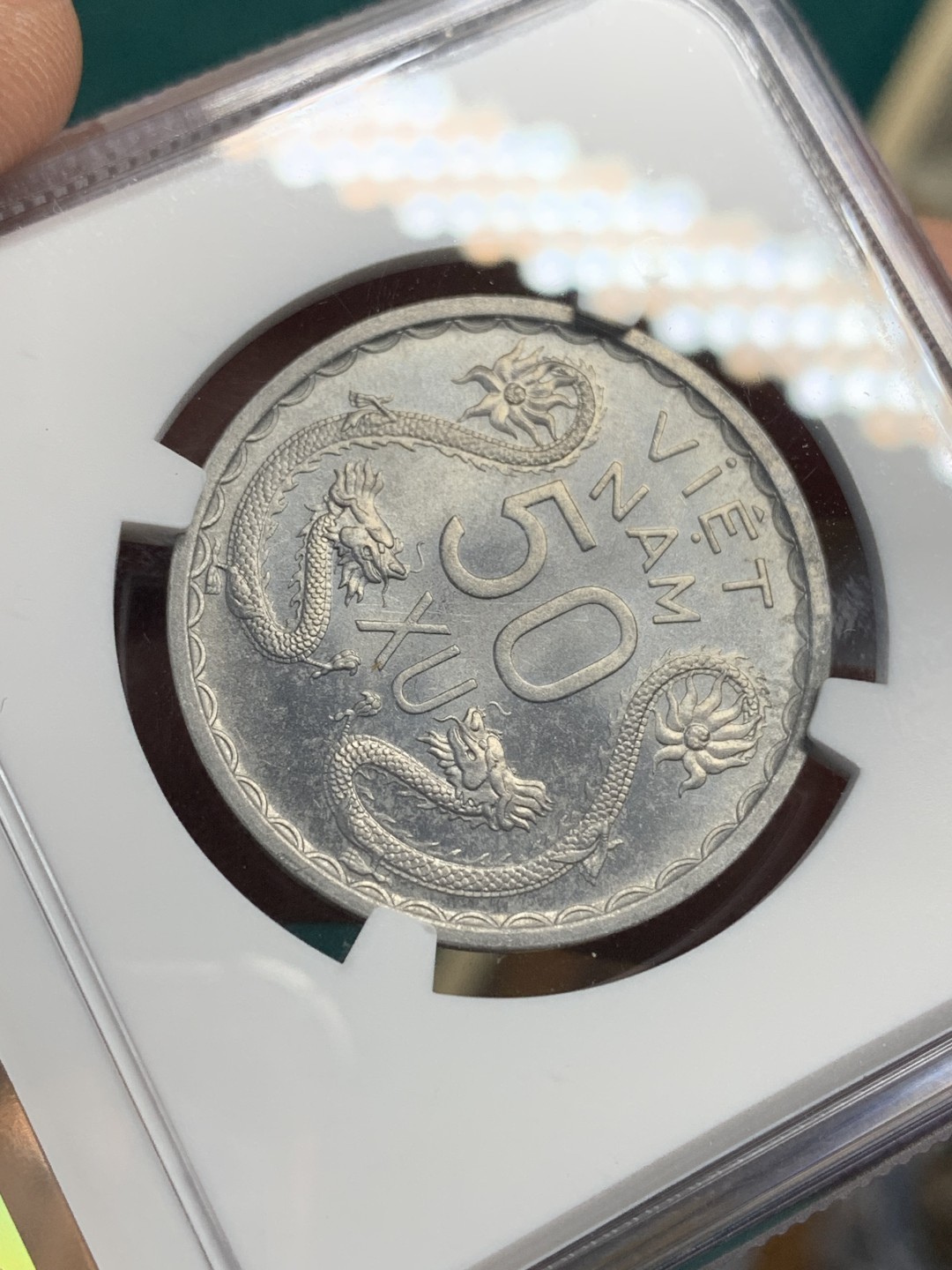 《竞宝斋》第147场-周日，周一 2场 (全场包邮) NGC MS64南越南1953年双龙三姐妹大铝币，南越南所有币中最有设计感的一套，既有东南亚服装特色，由有宗主国双龙的影子