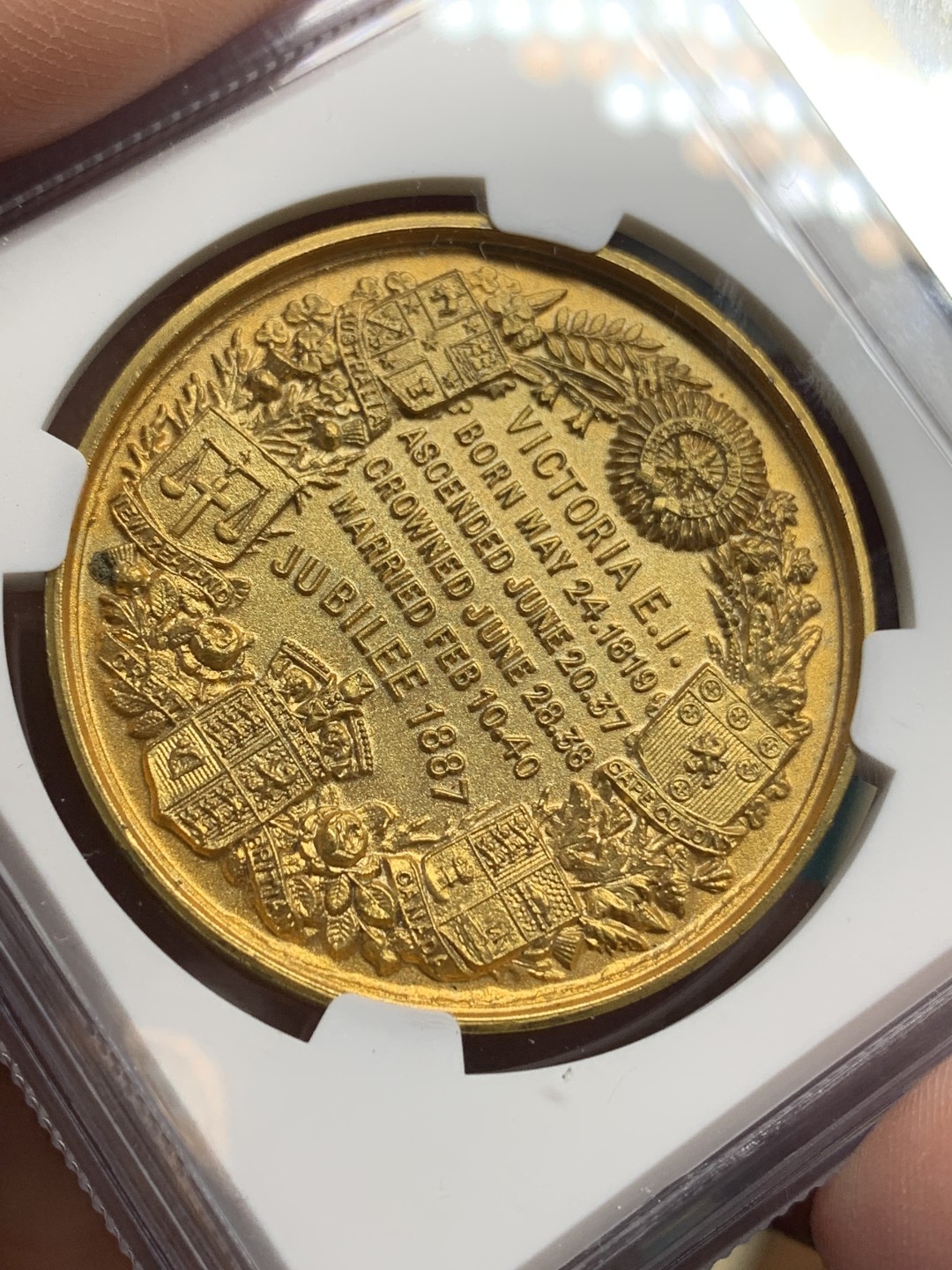 《竞宝斋》第147场-周日，周一 2场 (全场包邮) NGC MS65 1887年英国维多利亚加冕50周年镀金纪念章，顶级品相，WM镀金章