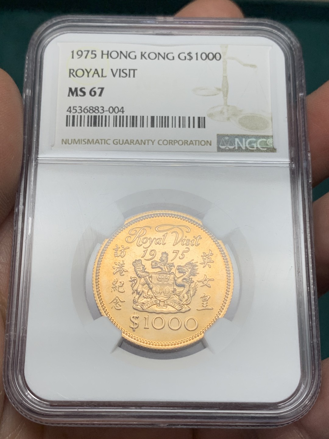 《竞宝斋》第147场-周日，周一 2场 (全场包邮) NGC-MS67  1975年 香港1000元 英女王访港金币 15.97克 0.917金 直径28.4MM 厚度1.8MM 发行15.000枚 2022.12HA-MS67 1200美元