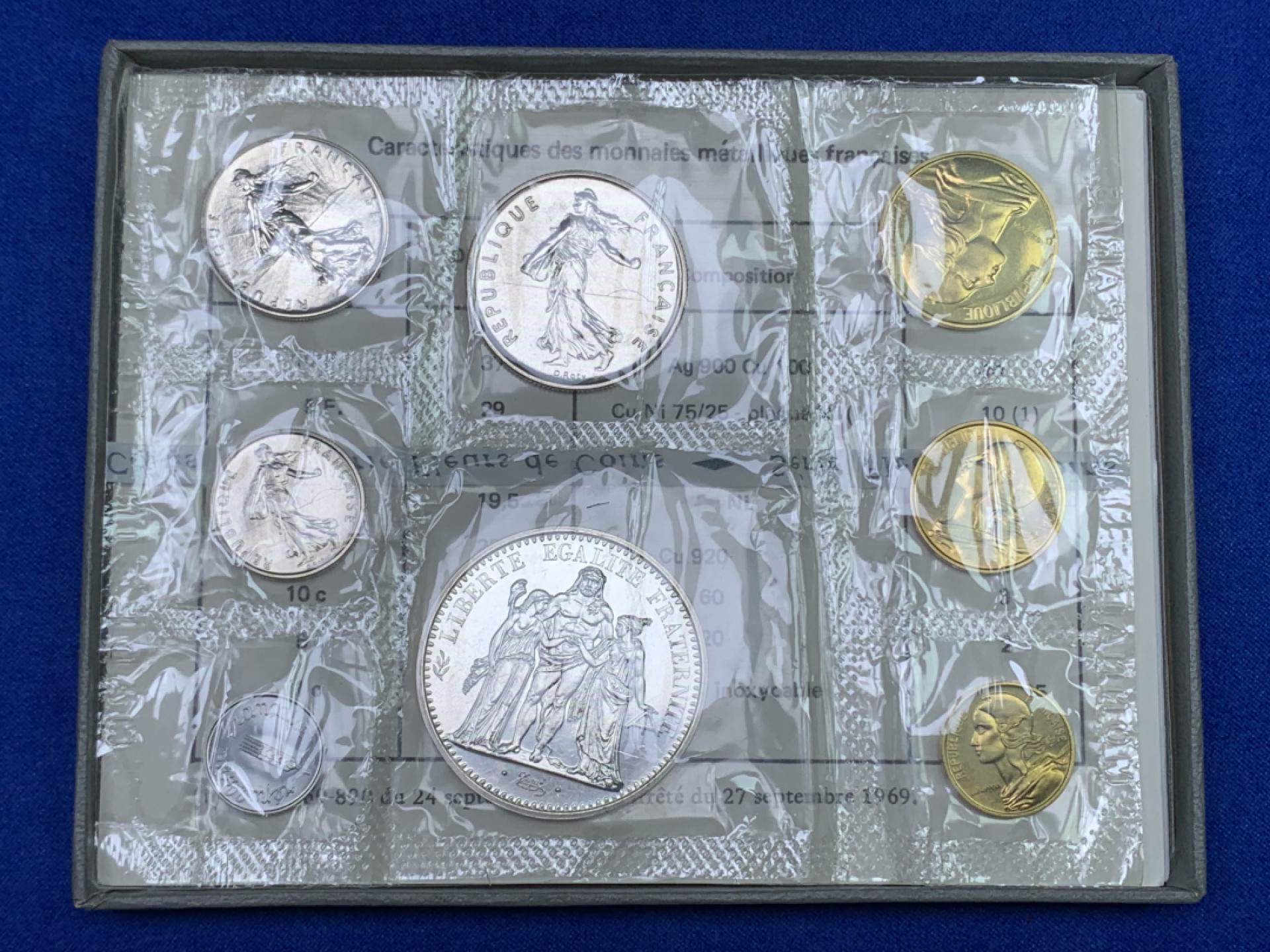 《竞宝斋》第147场-周日，周一 2场 (全场包邮) 法国 1973年原包装8枚套带 1枚大银币 状态好