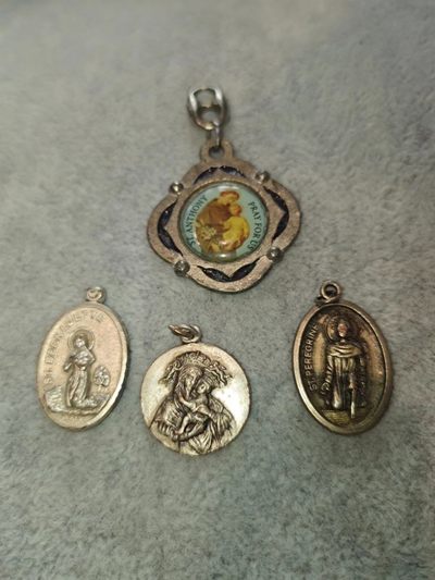 【8个洞收藏】第6场★0押0起一件包邮★女神专场(持续更新···) 7天连拍 回馈老粉 感谢陪伴   - 意大利小圣牌瑕疵件一组处理 有一个铜镀银的 其他为合金 