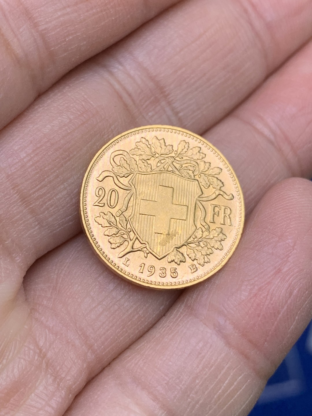 《竞宝斋》第147场-周日，周一 2场 (全场包邮) 1935年 瑞士金币 20法郎 6.45克 UNC的底板状态不错背面盾徽处有个小划痕 整体感觉很棒