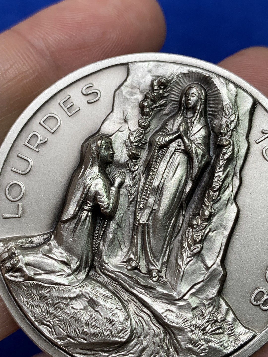 《竞宝斋》第147场-周日，周一 2场 (全场包邮) 1958年 梵蒂冈教皇庇护十二世镀银铜章（纸盒），直径50mm，重量74.4g，超级高浮雕