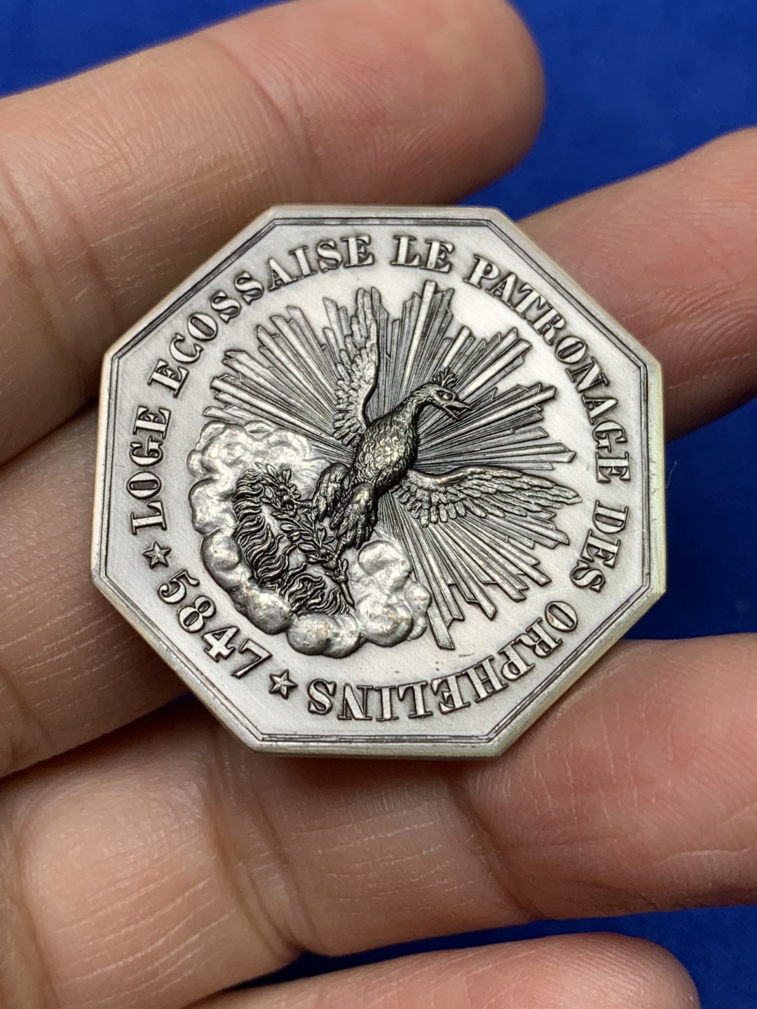 《竞宝斋》第147场-周日，周一 2场 (全场包邮) 法国 巴黎造币厂复刻 八角银章 限量500枚之46（边铭）孤儿救助八角银章 34.6mm 20.8克