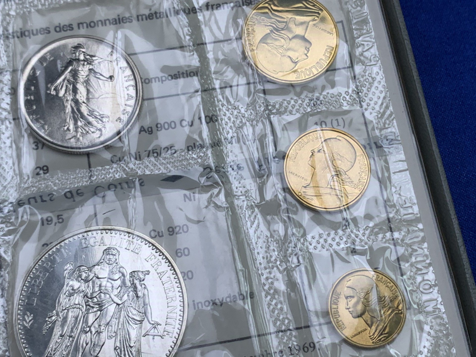 《竞宝斋》第147场-周日，周一 2场 (全场包邮) 法国 1973年原包装8枚套带 1枚大银币 状态好